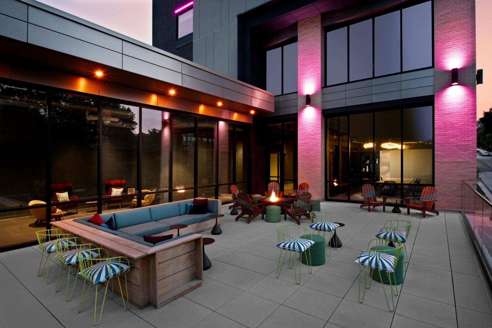 Aloft Kansas City Country Club Plaza Exterior photo